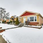 Chicago Home In Quiet Area W/ Fenced-In Backyard