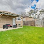 Chicago Home In Quiet Area W/ Fenced-In Backyard