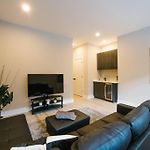 Magnificent New Home W/8 Beds & Free Parking