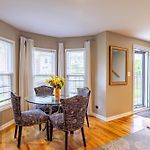 Spacious Row Home Next Transit Near Downtown W Parking