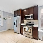 Stylish 2Br Urban Retreat In River West