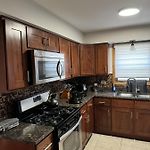 3Br Modern Apt • Gym • Workspace • Quiet Location