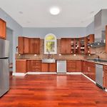 Beautiful 6-Bedroom, Private Mansion With Hot Tub