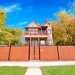 Beautiful 6-Bedroom, Private Mansion With Hot Tub