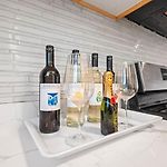 New Luxurious 5Bd-2Ba Duplex-Free Wine-2Car Parking