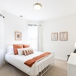 Uptown Bright & Modern Apt - Steps To Lake, Train, Amazing Food & Free Parking
