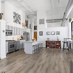Modern Historic Loft 19Ft Ceilings, Gym, Heated Parking, Skyline Views, Balcony