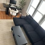 Private Workspace • Sleeps4 • Modern Stylish Stay