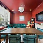 1 Free Parking Gym Balcony Sleeps 10