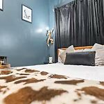 2 Bd 2 Ba Bucktown Safari Flat