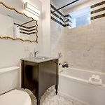 Large Condo With Outdoor Deck In Historic Chicago District Home