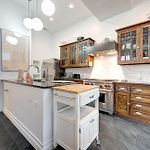 Large Condo With Outdoor Deck In Historic Chicago District Home