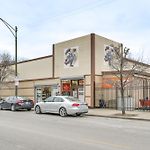 Steps To Shops & Eats: Apt In Portage Park!