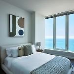 Lux Apts With Lake Views And Top Amenities