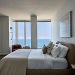 Lux Apts With Lake Views And Top Amenities