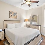 North Center Chicago - Walkable - Transit Accessible - King & Queen Beds