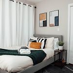 Modern & Spacious Stay By Northwestern Hospital Bronzeville