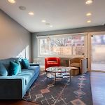 3-Story Townhome Free Parking Private Patio Washer-Dryer