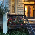 The Wrigleyville Deluxe -Steps From Wrigley Sleeps 10