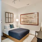 Designer 3Br With Balcony & Elevator On Clark! Apts