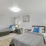 2 Mi To Logan Square: Pet-Friendly Urban Oasis!