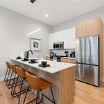 2Bd 2Ba Condo- Steps To Lake With Gym & Parking