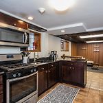 Stylish Garden-Level 2Br: Quiet Neighborhood