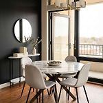 Boulevard Stays Just 5 Minutes From Magnificent Mile And River North 06