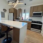 Chic Luxe Spa Retreat Light Filled King Bed Garage
