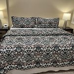 The Wrigleyville Deluxe -Steps From Wrigley Sleeps 10