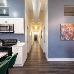 Massive 6Br Luxury Suite Sleeps 12 Guests With Jacuzzi & Pool Table Perfect Group Stay And Optional Parking Near Mccormick Place & Soldier Field