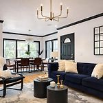 Cozy Wicker Park Home With Movie Room