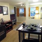 Cozy Vintage Chicago Apartment Near Downtown