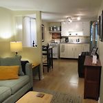 Cozy Vintage Chicago Apartment Near Downtown