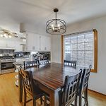 Commuter-Friendly Bungalow In Chicago\'S South Side