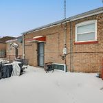 Commuter-Friendly Bungalow In Chicago\'S South Side