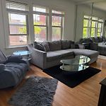Prime Location - Cozy 3Bd Near Downtown! Free Parking & Fast Wifi!