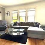 Prime Location - Cozy 3Bd Near Downtown! Free Parking & Fast Wifi!