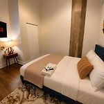 Spacious 2Br Vacation Rental With City View, Optional Parking And Gym Near Mccormick Place & Downtown Chicago Attractions