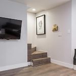 Double Play Wrigley - Prime Location Across From Wrigley Field & Transit - 2Br Apts