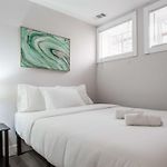 Double Play Wrigley - Prime Location Across From Wrigley Field & Transit - 2Br Apts
