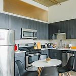 Beautiful 2Br With Smart Tv, Gym Access & Parking Close To Mccormick Place, Museums & Lake Michigan