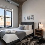 Charming 2Br Apartment With Skyline View, Optional Parking & Gym Access Near Mccormick Place, Lakefront And Soldier Field