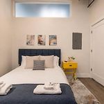 Charming 2Br Apartment With Skyline View, Optional Parking & Gym Access Near Mccormick Place, Lakefront And Soldier Field