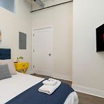 Charming 2Br Apartment With Skyline View, Optional Parking & Gym Access Near Mccormick Place, Lakefront And Soldier Field