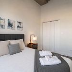 Charming 2Br Apartment With Skyline View, Optional Parking & Gym Access Near Mccormick Place, Lakefront And Soldier Field