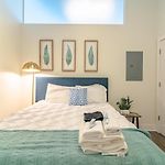 Spacious 2Br South Loop With Skyline View, Optional Parking And Gym Access Near Mccormick Place And Soldier Field