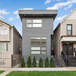 Magnificent New Home W/8 Beds & Free Parking