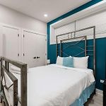 Magnificent New Home W/8 Beds & Free Parking