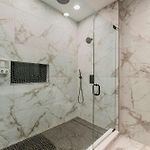 Magnificent New Home W/8 Beds & Free Parking
